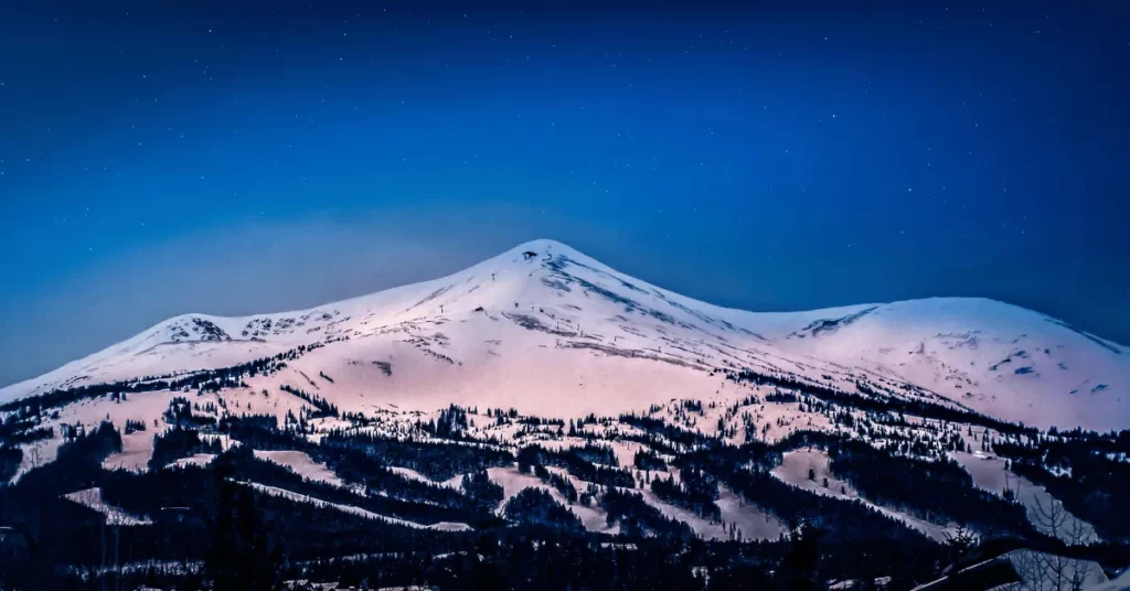 An amazing view of the breckenridge mountain